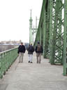 irgendjemand, clemens und stefan auf der freiheitsbrücke || foto details: 2005-02-13, budapest / hungary, Sony Cybershot DSC-F717.