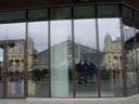 spiegelbild mit dem westbahnhof || foto details: 2005-02-13, budapest / hungary, Sony Cybershot DSC-F717.