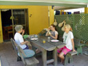 jenny, ashleigh und helen - mittagspause || foto details: 2005-11-16, atherton / queensland / australia, Sony Cybershot DSC-F717.