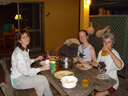 abendessen - mary, ashleigh (mit aspen) und jenny || foto details: 2005-11-18, atherton / queensland / australia, Sony Cybershot DSC-F717.