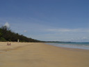 die einzigen leute auf dem ganzen strand || foto details: 2005-11-27, mission beach / qld / australia, Sony Cybershot DSC-F717.
