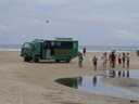 unsere tourgruppe mit bus || foto details: 2005-12-01, fraser island / qld / australia, Sony Cybershot DSC-F717.