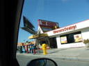 kein wunder, dass die meisten kalifornier denken, wiener schnitzel wäre eine art hotdog: wiener schnitzel - fast food restaurant mit spezialisierung auf hotdogs || foto details: 2006-01-23, los angeles, ca, usa, Sony DSC-F717.