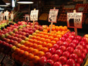 frisches obst am pike place market || foto details: 2006-02-10, seattle, wa, usa, Sony DSC-F717. keywords: apples, oranges