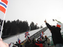 menschenmenge, flaggen, skispringer, filmkran || foto details: 2006-02-24, bergisel, innsbruck / austria, Sony Cybershot P-93.