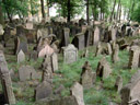 der jüdische friedhof || foto details: 2007-05-27, prague, czech republic, Sony F828. keywords: josefov, tombstones, tomb stone, jewish grave