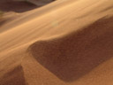 sandkörner werden vom wind vertragen || foto details: 2007-09-04, elim dune, sesriem, namibia, Sony F828.