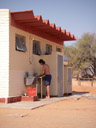 der beste platz, um seine kamera-akkus wieder aufzuladen :) || foto details: 2007-09-05, sesriem, namibia, Pentax W20. keywords: sesriem restcamp