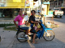 die gewöhnliche anzahl von mitfahrern pro moped || foto details: 2008-08-17, koh samui, thailand, Sony F828. keywords: motorcycle, women, children