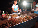 nachtmarkt - gebratene insekten || foto details: 2008-08-17, koh samui, thailand, Sony F828.