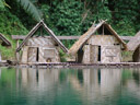 floss-hütten || foto details: 2008-08-31, khao sok national park, thailand, Sony F828. keywords: tonetuey, raft houses, floating huts, bamboo rafthouse