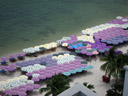 der strand, vollgepflastert mit sonnenschirmen || foto details: 2008-09-06, hua hin, thailand, Pentax W60. keywords: parasol