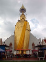 riesiger stehener buddha, wat intharawihan || foto details: 2008-09-09, bangkok, thailand, Sony F828. keywords: wat inthrawihan, wat intharavihan, wat rai phrik