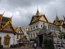 snamchand pavilion, chakri maha prasat hall im hintergrund || foto details: 2008-09-09, bangkok, thailand, Sony F828. keywords: grand palace, wat phra kaew, wat phra sri rattana satsadaram