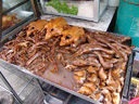 gegrillte gans bei einem essensstand - inklusive kopf und fuss || foto details: 2008-09-10, bangkok, thailand, Sony F828.