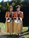 magedenderinnen (sort-of sutlers who hand out schnapps) in traditional dresses. 2008-09-28, Sony F828. keywords: museum tiroler bauernhöfe, museum of tyrolean farms