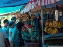 obststand am markt || foto details: 2011-08-21 01:32:32, manado, sulawesi, indonesia, DSC-F828.