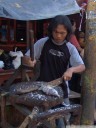 anstatt filets zu schneiden oder das messer zu schärfen, diente hier ein holzknüppel als hilfe, um die wirbelsäule zu durchtrennen || foto details: 2011-08-21 07:05:57, karombasan terminal, manado, sulawesi, indonesia, DSC-F828.