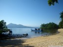 der strand bei bunaken kuskus. das riff startet ca. 30 meter weit im meer. || foto details: 2011-08-23 09:53:20, pulau bunaken, sulawesi, indonesia, PENTAX Optio W60.