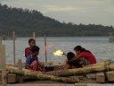 spezielle togean id-ul fitr tradition: kinder lassen bambus-kanonen knallen. || foto details: 2011-08-29 07:19:11, malenge, togean islands, sulawesi, indonesia, DSC-F828.