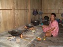 die feuerstelle im restaurant. unglaublich, wie schnell und gut man mit einem holzofen kochen kann! || foto details: 2011-09-03 08:56:43, sunset cottages near wakai, togean islands, sulawesi, indonesia, DSC-F828.