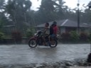 platzregen auf dem rückweg. hätte ich doch nur auch einen kübel dabei gehabt... || foto details: 2011-09-09 06:51:49, tentena, sulawesi, indonesia, DSC-F828.