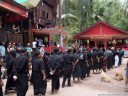 zigaretten für die gäste (toraja begräbniszeremonie) || foto details: 2011-09-12 02:04:51, buntao, tana toraja, sulawesi, indonesia, DSC-F828.