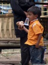 ein kleiner junge erhält ein paar büffel-hufe zum spielen. || foto details: 2011-09-12 03:20:35, buntao, tana toraja, sulawesi, indonesia, DSC-F828.