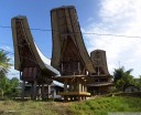 tongkonan (traditionelle toraja-) reisspeicher. je mehr reisfelder, desto mehr speicher, desto reicher die familie. || foto details: 2011-09-12 06:09:44, tana toraja, sulawesi, indonesia, DSC-F828.