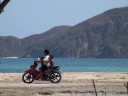 wie oft sieht man drei kinder beim über-den-strand-fahren auf einem motorrad? || foto details: 2011-09-20 04:33:54, kuta, lombok, indonesia, DSC-F828.
