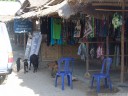 eine ziegen-familie durchstöbert die touristen-shops. || foto details: 2011-09-20 06:15:51, kuta, lombok, indonesia, DSC-F828.