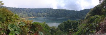 panorama: laguna botos, volcan poas (hdr)