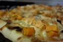 delicious pumpkin-mushroom-pesto pizza. 2012-10-30 08:56:09, DSC-RX100.