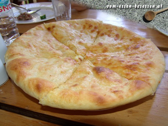 Megruli Khachapuri: Rezept für leckeres traditionelles Käsebrot aus Georgien (Foto: Markus Nolf / Vom Essen Besessen)