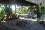 Traditionelle Palusami-Zubereitung in Samoa: Die Steine für den Erdofen werden erhitzt. (Foto: Markus Nolf / Vom Essen Besessen)