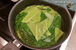 Palusami Zubereitung: Die Blätter kurz in heißes Wasser legen, um sie leichter zu verarbeiten.