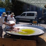 Riesenpaella: Olivenöl und Hühnerklein in die Riesenpfanne (Foto: Markus Nolf / Vom Essen Besessen)