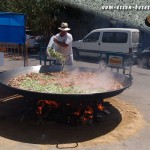 Riesenpaella: Das Paellagemüse kommt dazu (Foto: Markus Nolf / Vom Essen Besessen)