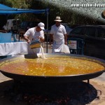 Riesenpaella: 70-80 kg Reis, die letzte Zutat. (Foto: Markus Nolf / Vom Essen Besessen)