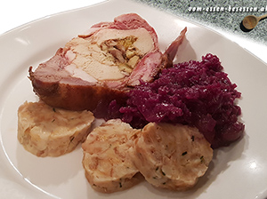 Eine Scheibe TurDucKen mit Semmelknödel und Rotkraut (Foto: Markus Nolf / Vom Essen Besessen)